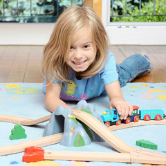 Kleines Mädchen spielt mit Modell Eisenbahn