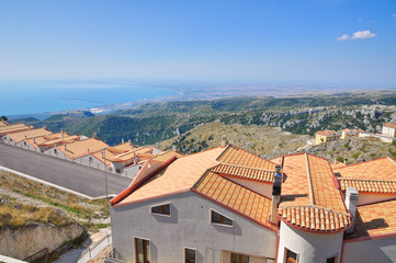 Fototapeta na wymiar Panoramiczny widok z Monte Sant'Angelo. Apulia. Włochy.