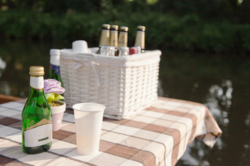 Gedeckter Tisch zum Ausflug