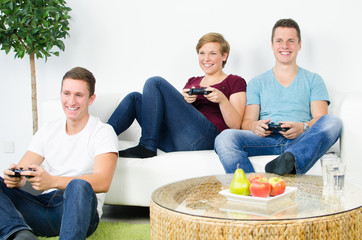 jugendliche beim konsole spielen © Racle Fotodesign