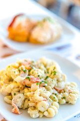 Tapas di insalata di pasta con pesce