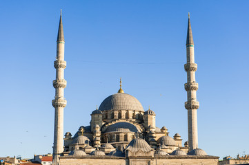 Fototapeta na wymiar Sunset at the New Mosque in Istanbul, Turkey
