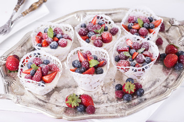 Cupcakes mit frischen Beeren