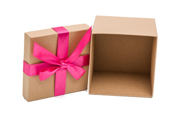 Offene Geschenkbox mit Schleife