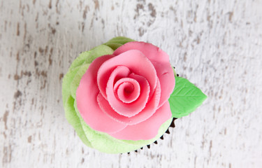 single cupcake with pink rose