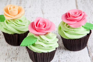 cupcakes on wooden table