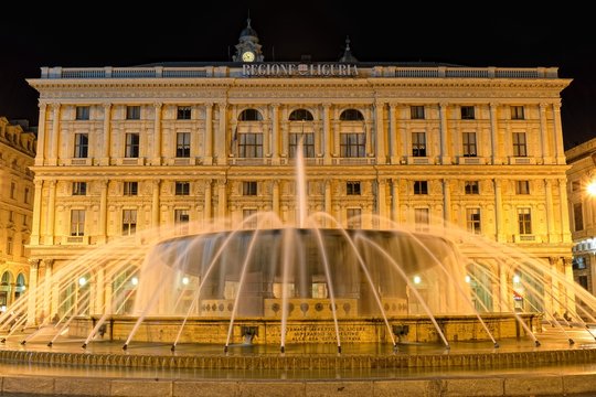 Genova, Piazza de Ferrari in notturna