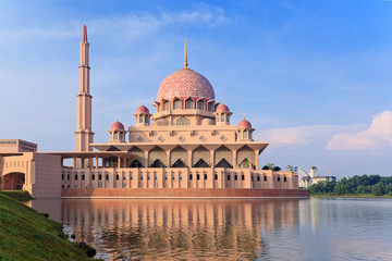 Fototapeta na wymiar Meczet Putra się w mieście, Malezja Putrajaya