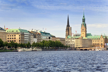 Fototapeta na wymiar Jezioro Alster i Downtown z Hamburga, Niemcy
