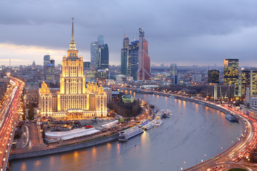 La ville de Moscou le soir