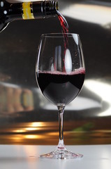 Rotwein einschenken