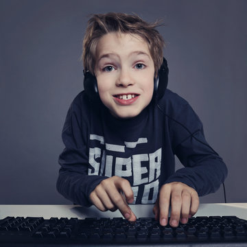 enfant garçon surfant sur ordinateur
