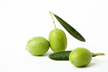 Tre olive verdi e foglie