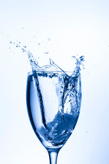 グラスと水しぶき