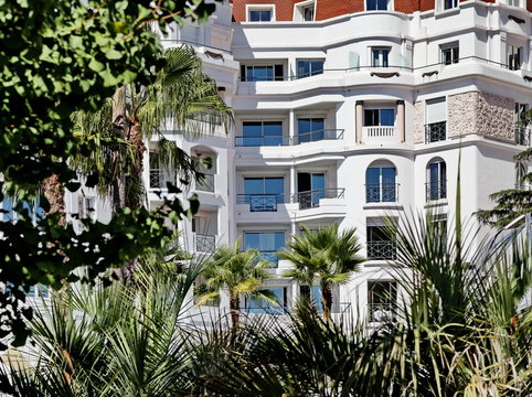 Villa avec palmiers et ciel bleu