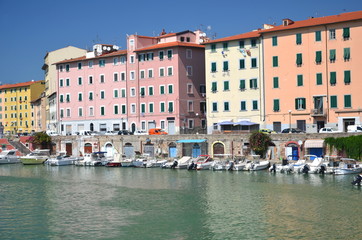 Malowniczy widok łodzi w kanale miejskim w Livorno, Włochy