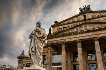Fototapeta na wymiar Friedrich Schiller Rze¼by i Concert Hall na Gendarmenmarkt