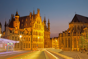 Fototapeta na wymiar Leuven - gotycki ratusz i ul. Katedra Peters