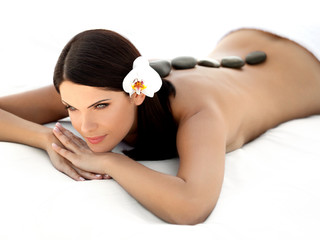 Obraz na płótnie Canvas Stone Massage. Beautiful Woman Getting Spa Hot Stones Massage. 