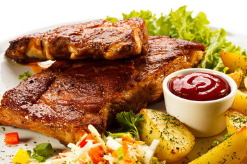 Tasty grilled ribs with vegetables