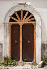 Fototapeta na wymiar Stare drzwi shored się z drewnianych prętów