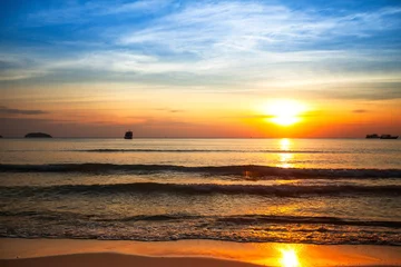 Photo sur Plexiglas Mer / coucher de soleil Beau coucher de soleil sur la plage de la mer.