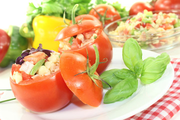 Gefüllte Tomaten mit Nudelsalat und Basilikum