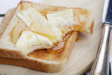 Toast mit Butter und Honig