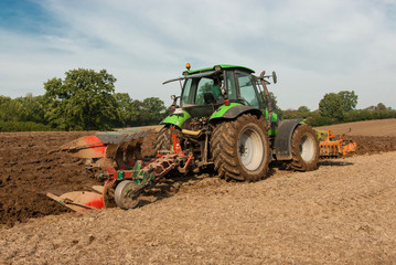 Traktor bei der Feldbearbeitung 015