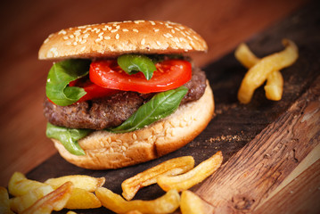 panino con hamburger e pomodoro