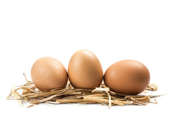 Huevos de gallina aislados sobre un fondo blanco