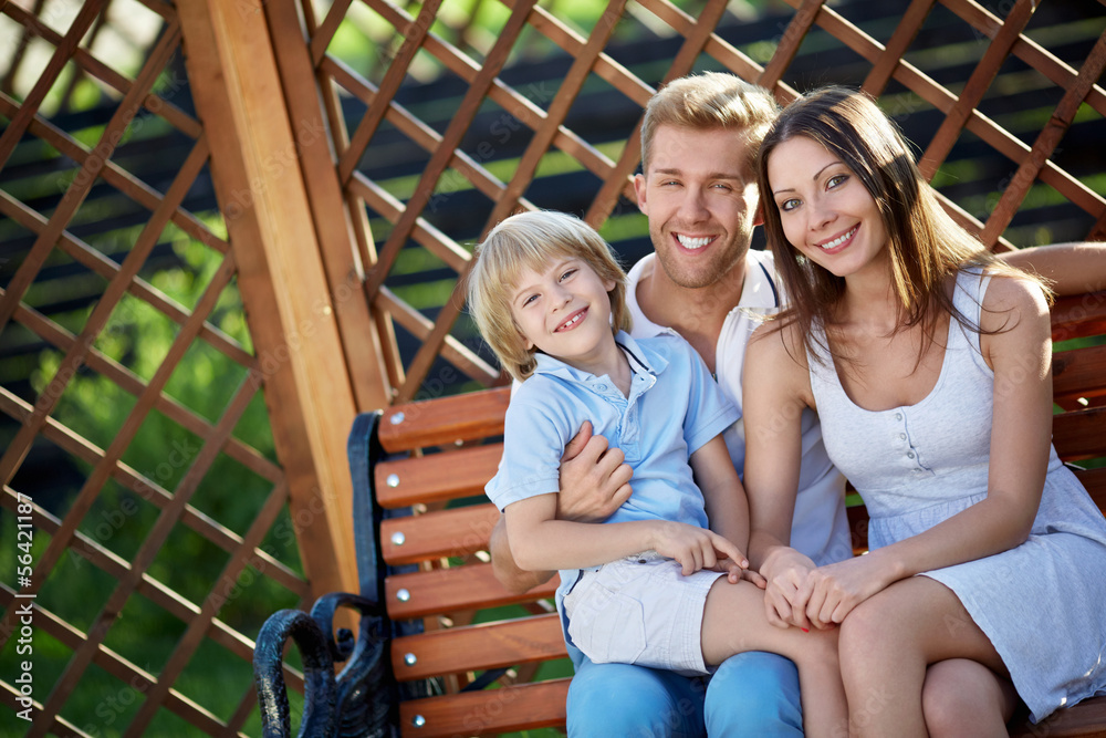 Wall mural smiing family