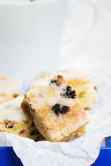 nahaufnahme kleines stück weihnachts stollen