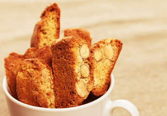 cantuccini kekse in einer kaffee tasse