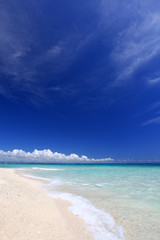 Fototapeta na wymiar ナガンヌ島の美しいビーチと夏空
