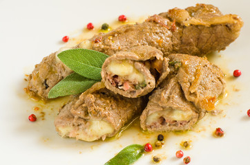 Involtini di carne ripieni di mozzarella e bacon