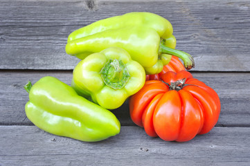 Fresh tomatoes (sort Beauty Lottringa) and sweet green pepper