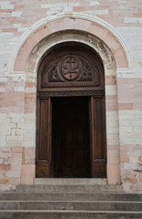 Antico portone aperto