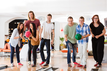 Fototapeta premium Man And Woman Bowling With Friends in Club