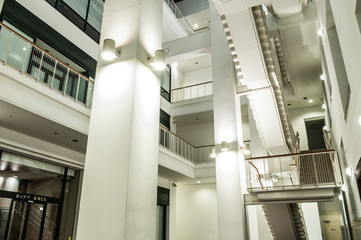 Obraz premium 夜のライトアップされたビル