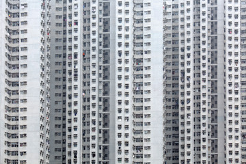 Overpopulated building in city