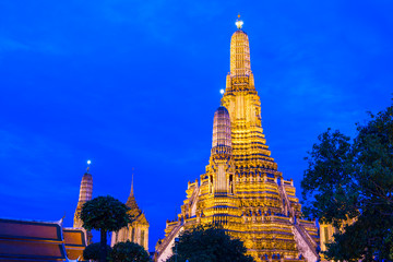 Fototapeta premium Wat Arun in Bangkok at night