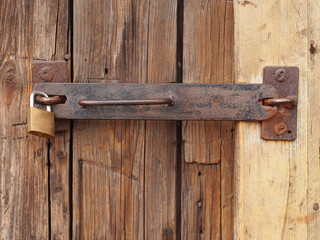 Altes Vorhangschloss sichert Holztür