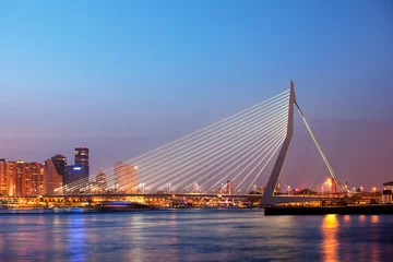 Fotobehang Erasmusbrug in Rotterdam bij Schemer © Artur Bogacki