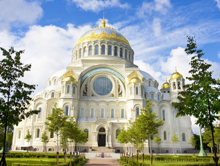 Fototapeta na wymiar St. Nicholas cathedral in Kronshtadt, Russia