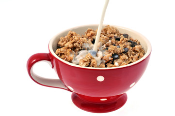 Lait versé dans un bol de céréaales