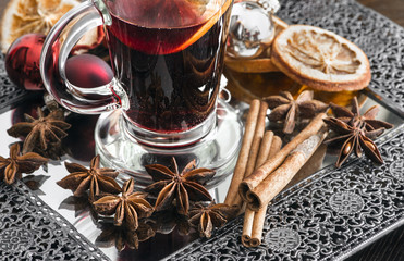 Glühwein in der Adventszeit mit Gewürzen