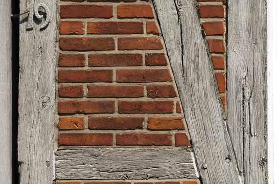 Closeup: Fachwerk mit roten Ziegelsteinen