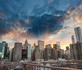 Papier Peint photo autocollant New York Paysage urbain de New York depuis le pont de Brooklyn. Gratte-ciel au coucher du soleil