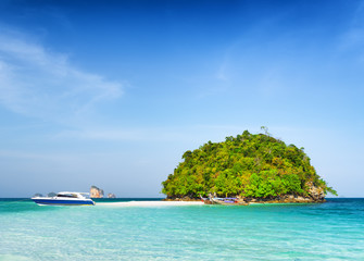 Obraz premium Clear water and blue sky